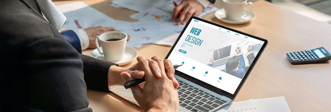 ALT：展示使用CMS管理網站內容的專業人士.