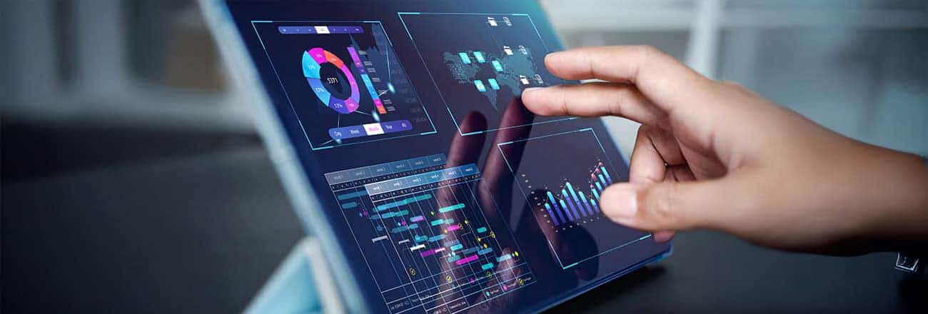 使用平板進行數據分析與數位轉型的商業操作.